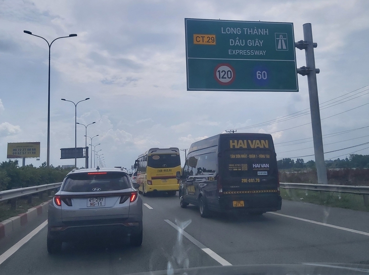Ùn ứ xe trở lại TP.HCM sau lễ, cao tốc Phan Thiết - Dầu Giây phải đóng - mở liên tục - Ảnh 3.