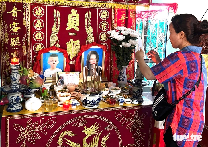 Rơi nước mắt hình ảnh giấy khen bé ngoan, bình sữa cạnh di ảnh của hai mẹ con ở Khánh Hòa - Ảnh 1. Nha Trang - Ảnh 1.
