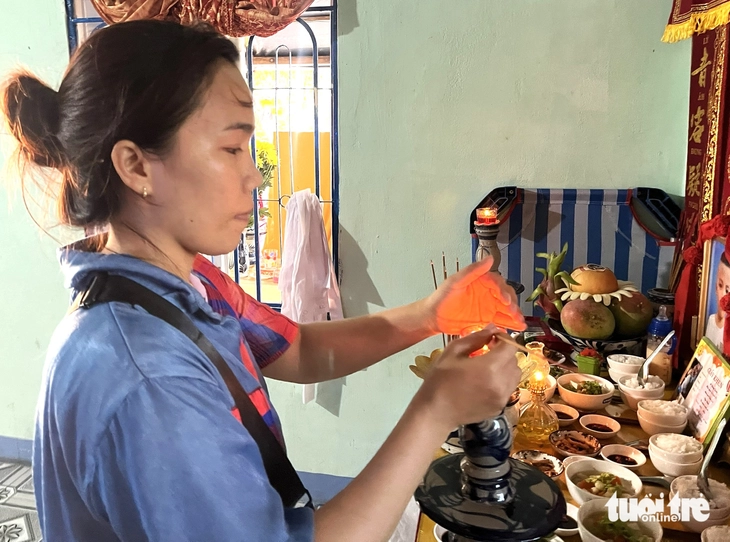 Rơi nước mắt hình ảnh giấy khen bé ngoan, bình sữa cạnh di ảnh của hai mẹ con ở Khánh Hòa - Ảnh 2. Vụ 3 thi thể trong căn nhà ở Nha Trang: Nỗi đau đớn, tiếc thương ngập tràn xóm nhỏ - Ảnh 2.