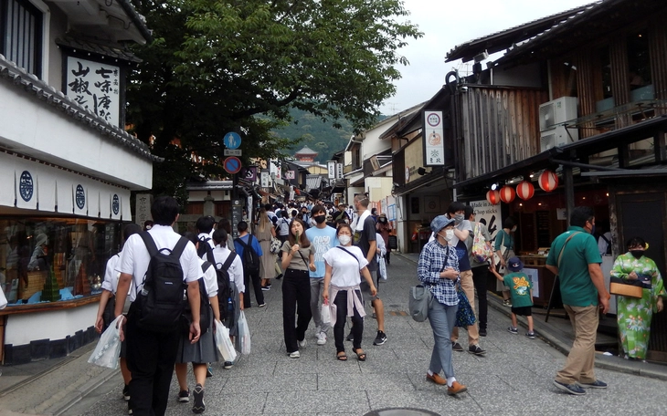 Fukuoka lắp 'gương chống quay lén' tại ga tàu khi vấn nạn gia tăng - Ảnh 2.