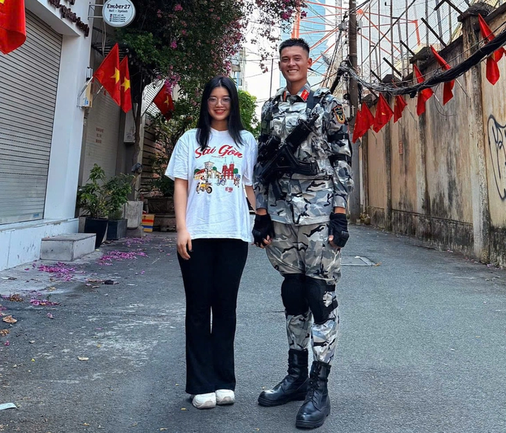 Cô gái tặng hoa và chiến sĩ diễu binh: Vẫn giữ liên lạc, lời hứa hẹn chưa thể nói - Ảnh 1. Cô gái tặng hoa và chiến sĩ diễu binh: Vẫn giữ liên lạc, lời hứa hẹn chưa thể nói - Ảnh 1.