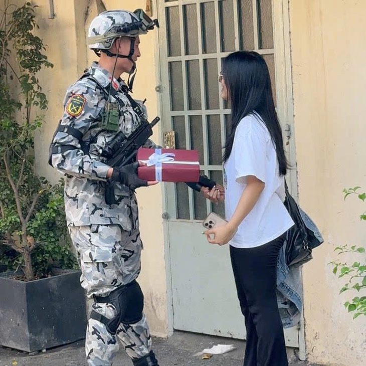 Cô gái tặng hoa và chiến sĩ diễu binh: Vẫn giữ liên lạc, lời hứa hẹn chưa thể nói - Ảnh 2. cô gái tặng hoa - Ảnh 2.