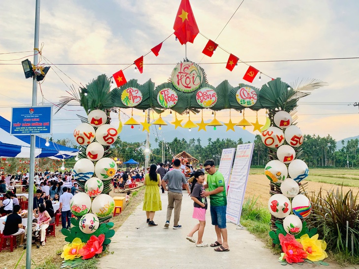 Hơn 18.000 người ra giữa cánh đồng thưởng thức ẩm thực làng quê - Ảnh 4.