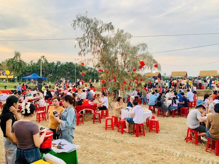 Hơn 18.000 người ra giữa cánh đồng thưởng thức ẩm thực làng quê - Ảnh 3.