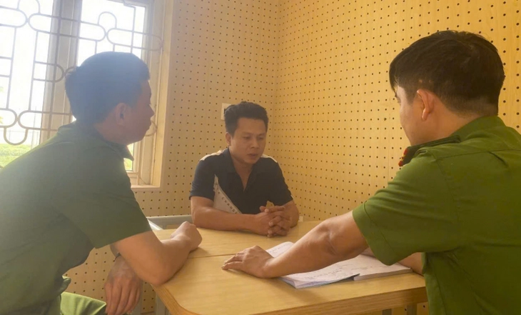 Hai người bị bắt vì đe dọa, cưỡng đoạt tiền của cảnh sát giao thông - Ảnh 1.