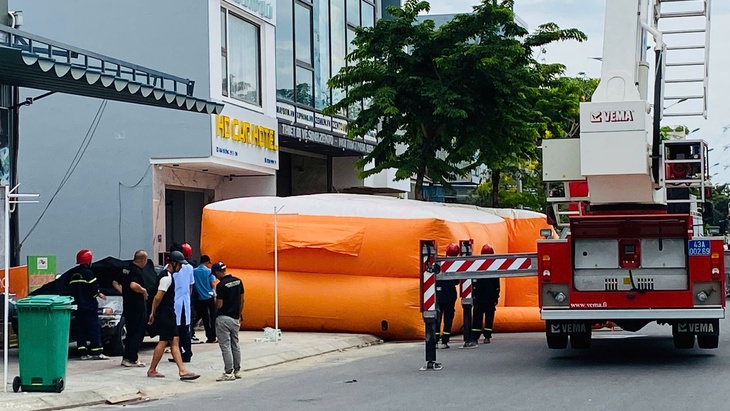 Thanh niên vào khách sạn ở Đà Nẵng đòi nhảy từ tầng 4 rồi xin thuốc lá lực lượng cứu hộ để hút - Ảnh 3.