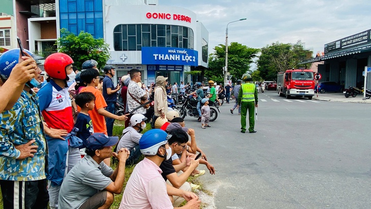 Thanh niên vào khách sạn ở Đà Nẵng đòi nhảy từ tầng 4 rồi xin thuốc lá lực lượng cứu hộ để hút - Ảnh 4.