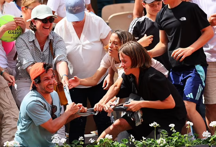 Khán đài hỗn loạn vì áo đẫm mồ hôi của Arthur Fils tại Roland Garros - Ảnh 1.