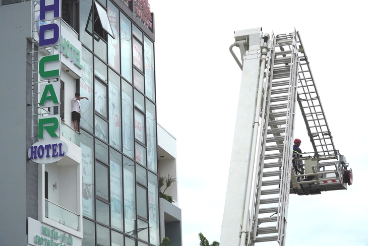 Thanh niên vào khách sạn ở Đà Nẵng đòi nhảy từ tầng 4 rồi xin thuốc lá lực lượng cứu hộ để hút - Ảnh 1.