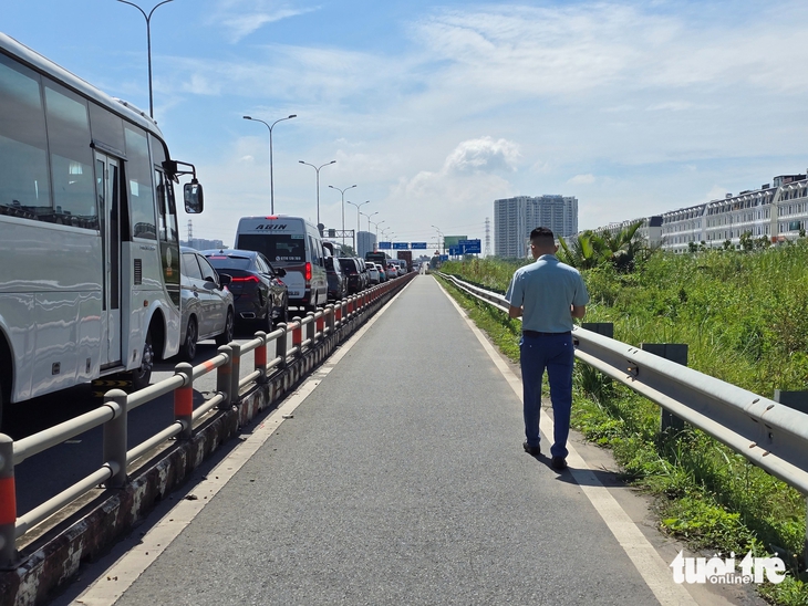 Tai nạn trên cao tốc TP.HCM - Long Thành, ùn ứ kéo dài 8km - Ảnh 1.