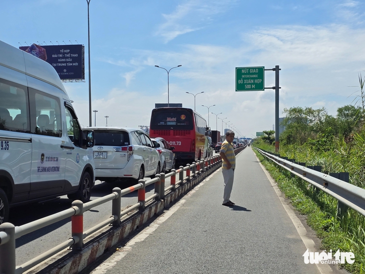 Tai nạn trên cao tốc TP.HCM - Long Thành, ùn ứ kéo dài 8km - Ảnh 2.