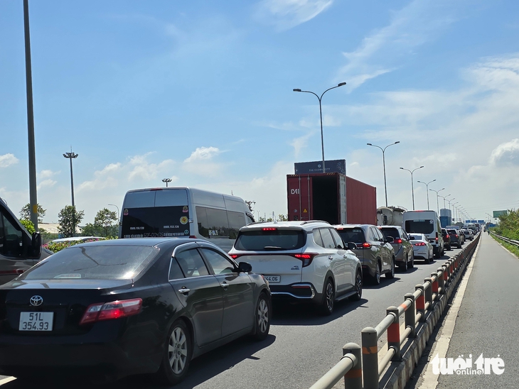 Tai nạn trên cao tốc TP.HCM - Long Thành, ùn ứ kéo dài 8km - Ảnh 3.
