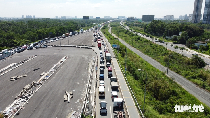 Tai nạn trên cao tốc TP.HCM - Long Thành, ùn ứ kéo dài 8km - Ảnh 4.