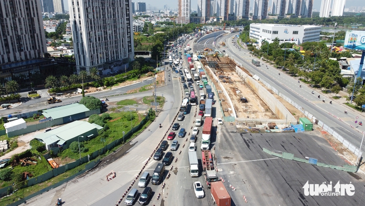 Tai nạn trên cao tốc TP.HCM - Long Thành, ùn ứ kéo dài 8km - Ảnh 7.