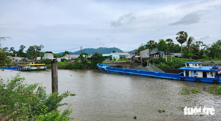 Các nhà thầu ở miền Tây ngao ngán: 'Mua đá xây dựng khó hơn mua vàng' - Ảnh 1.