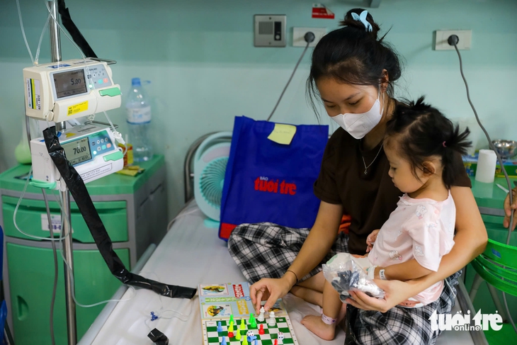 Bệnh nhi ung thư ở Hà Nội đón nhận món quà nhân dịp Tết Thiếu nhi - Ảnh 2.