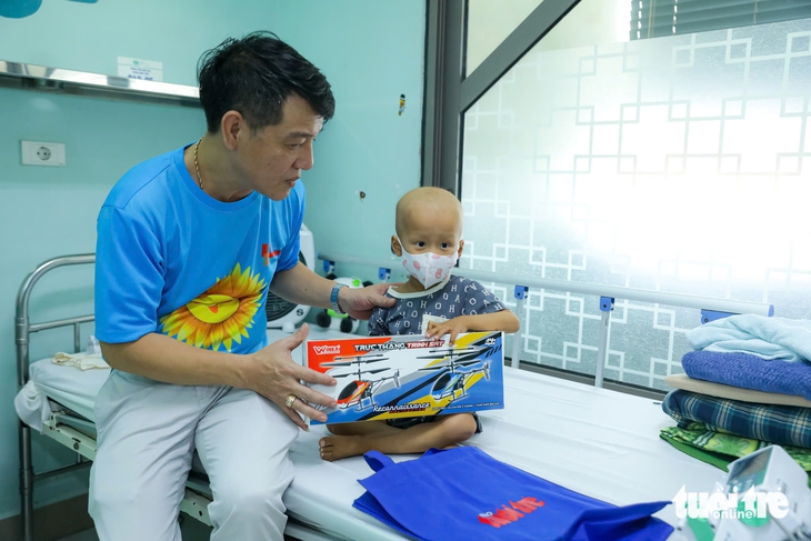 Bệnh nhi ung thư ở Hà Nội đón nhận món quà nhân dịp Tết Thiếu nhi - Ảnh 1.