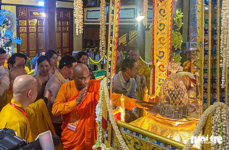 Đà Nẵng: Người dân thức xuyên đêm chiêm bái xá lợi Phật - Ảnh 1.