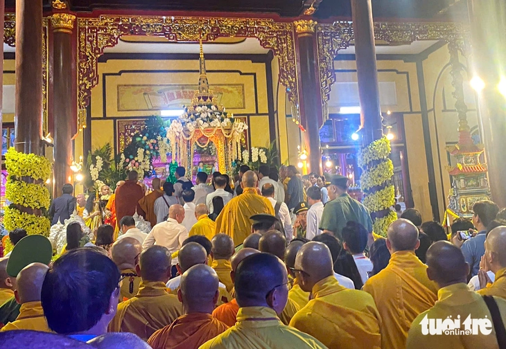 Đà Nẵng: Người dân thức xuyên đêm chiêm bái xá lợi Phật - Ảnh 3.