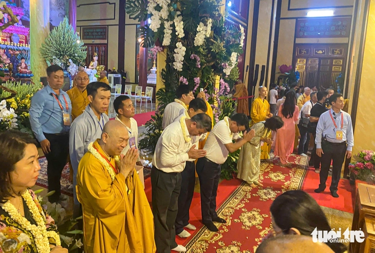 Đà Nẵng: Người dân thức xuyên đêm chiêm bái xá lợi Phật - Ảnh 7.