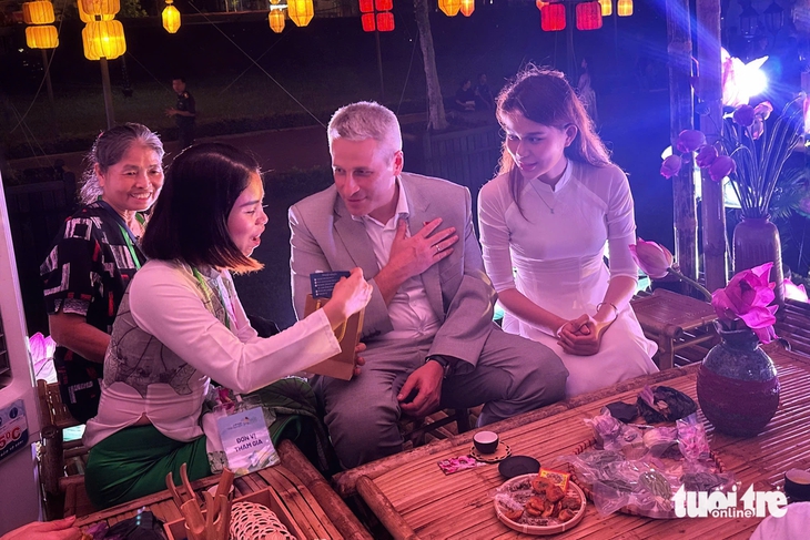 Du khách thưởng trà sen ‘đúng điệu’ tại Lễ hội du lịch Hà Nội 2025 - Ảnh 1. Lễ hội du lịch Hà Nội - Ảnh 1.
