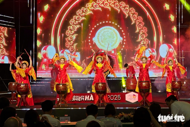 Du khách thưởng trà sen ‘đúng điệu’ tại Lễ hội du lịch Hà Nội 2025 - Ảnh 2.