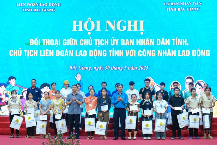 Công nhân mong nhà ở giá thấp, ngăn chặn nạn hàng giả, tội phạm mạng - Ảnh 3. Công nhân mong nhà ở giá thấp, ngăn hàng giả, giải quyết ùn tắc - Ảnh 4.