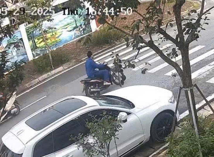 Công an thông báo truy tìm người đàn ông cướp ngân hàng - Ảnh 2.