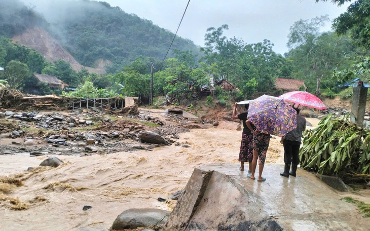 Người đàn ông bị lũ cuốn tử vong trong đêm - Ảnh 2.