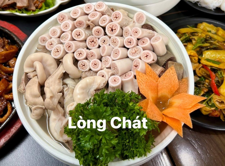 Quán Lòng Chát ở TP.HCM đóng cửa sau ồn ào 'lòng se điếu dài 40m'; Thành Long suýt từ bỏ điện ảnh - Ảnh 1. Lòng Chát - Ảnh 1.