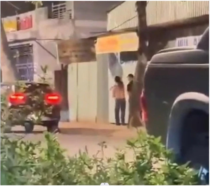 Tạm đình chỉ phó công an phường liên quan video tát nam thanh niên - Ảnh 1. Tạm đình chỉ phó công an phường liên quan video tát vào mặt một người dân - Ảnh 1.