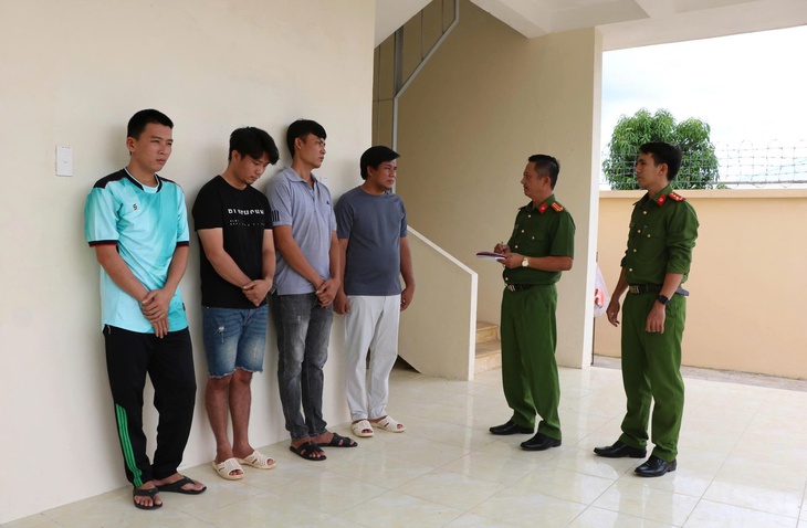 Đánh sập đường dây vận chuyển trái phép máy gặt đập liên hợp từ Campuchia - Ảnh 3.