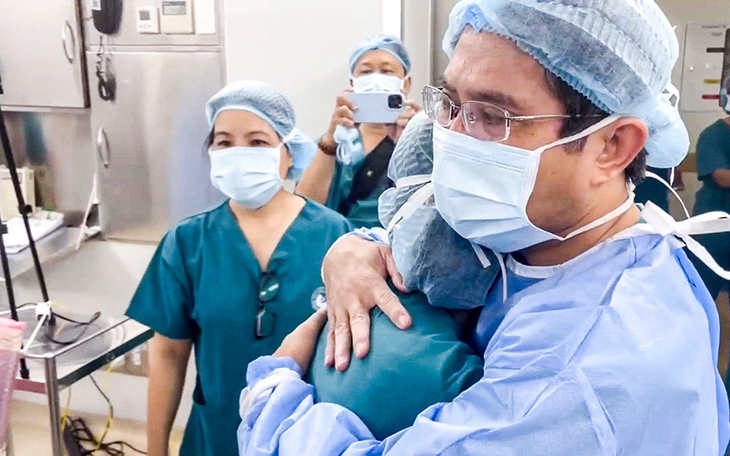 Bộ trưởng Bộ Y tế gửi thư khen tới ê kíp đã thông tim bào thai thành công cho sản phụ Singapore  - Ảnh 2.