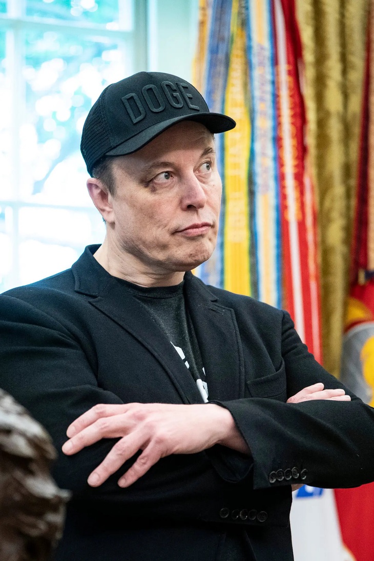 Tỉ phú Musk nói con trai nhỏ đấm tím mắt mình - Ảnh 1. Tỉ phú Elon Musk nói bị con trai nhỏ đấm bầm một bên mắt - Ảnh 1.