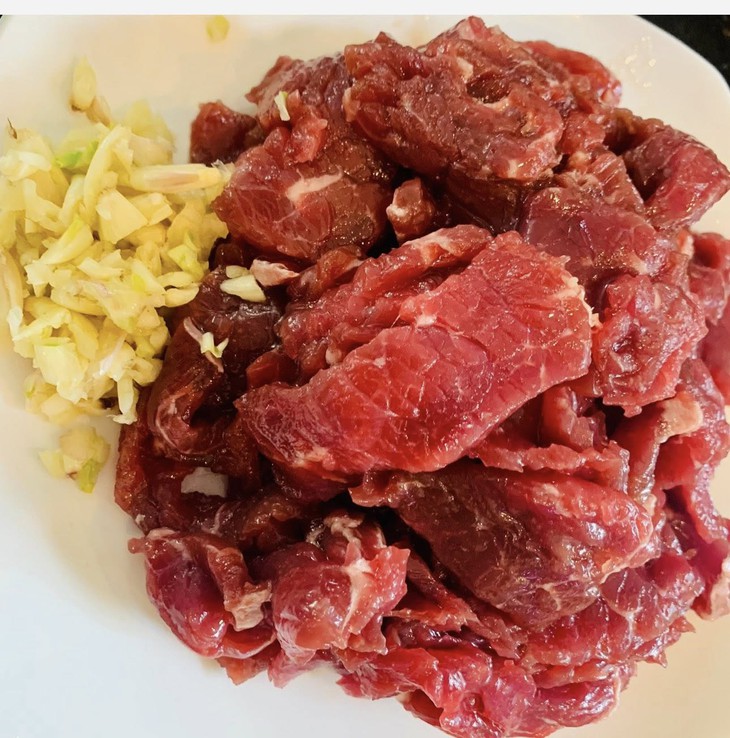 Bếp bà Hoà chỉ cách nấu phở xào bò với công thức ướp thịt ngon bất bại - Ảnh 2. Phở xào bò với công thức ướp thịt ngon bất bại, cho ngày nắng nóng, cho cả mùa mưa - Ảnh 2.