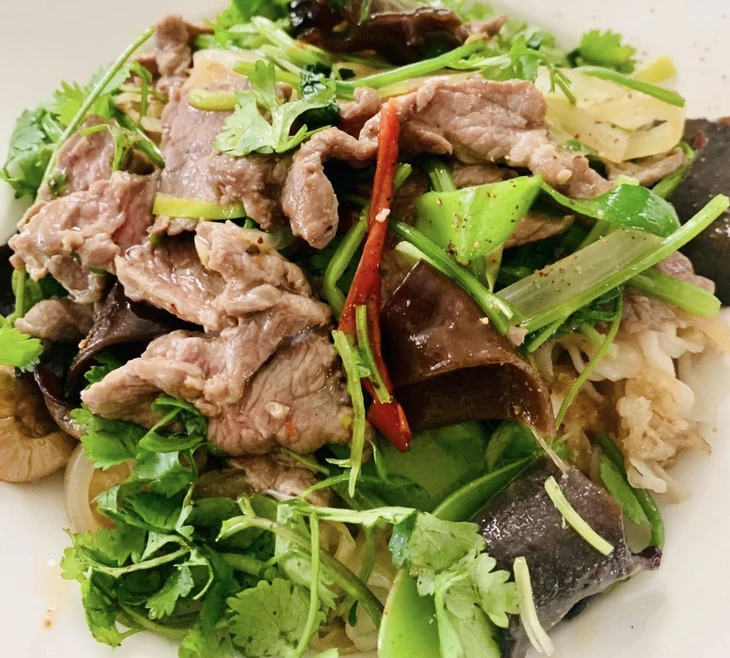 Bếp bà Hoà chỉ cách nấu phở xào bò với công thức ướp thịt ngon bất bại - Ảnh 1. Phở xào bò với công thức ướp thịt ngon bất bại, cho ngày nắng nóng, cho cả mùa mưa - Ảnh 1.