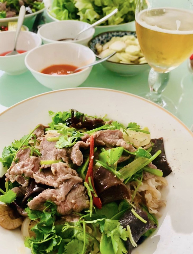 Bếp bà Hoà chỉ cách nấu phở xào bò với công thức ướp thịt ngon bất bại - Ảnh 5. Phở xào bò với công thức ướp thịt ngon bất bại, cho ngày nắng nóng, cho cả mùa mưa - Ảnh 5.