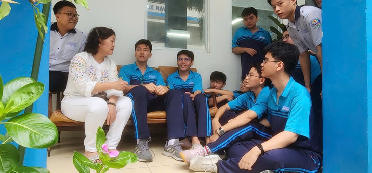 Bức thư xúc động của hiệu trưởng gởi học sinh lớp 12 - Ảnh 1.
