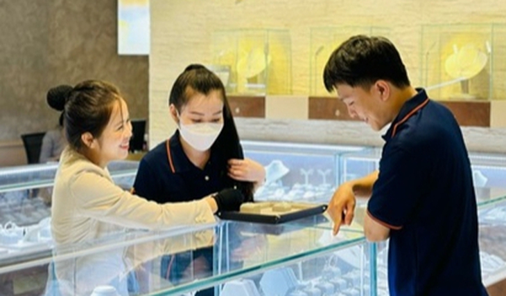 Thiếu nguồn cung lúc giá vàng tăng dựng đứng, đại gia PNJ báo lãi sụt giảm - Ảnh 1.