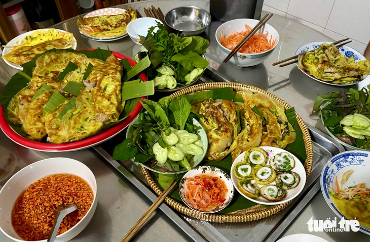 Tết Đoan ngọ, miền Tây rộn ràng rủ nhau đổ bánh xèo, góp món 'ăn online' - Ảnh 2.