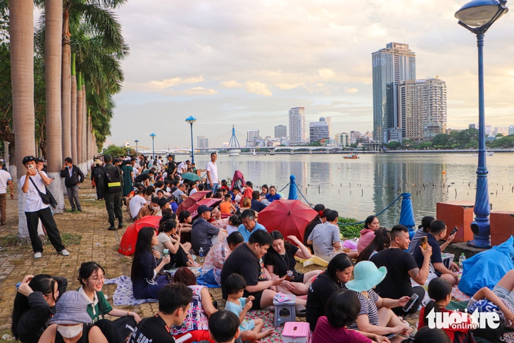 Hàng ngàn người chen chân chọn 'view bạc triệu' xem pháo hoa quốc tế - Ảnh 1.