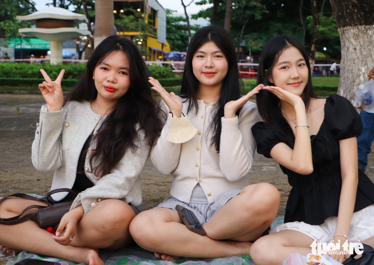 Hàng ngàn người chen chân chọn 'view bạc triệu' xem pháo hoa quốc tế - Ảnh 2.