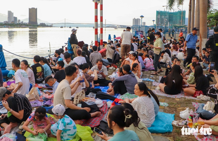 Hàng ngàn người chen chân chọn 'view bạc triệu' xem pháo hoa quốc tế - Ảnh 5.