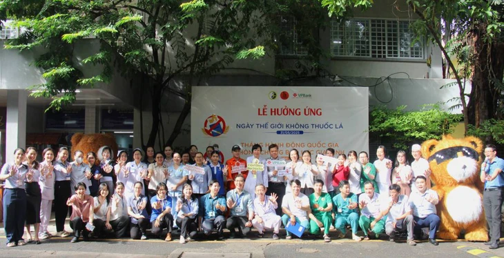 Hơn 100.000 người Việt tử vong do thuốc lá mỗi năm, nhân viên y tế nói không với thuốc lá - Ảnh 1.