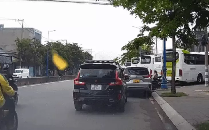 Xe ô tô vô tư phóng trên bãi biển Tuy Hòa, Quy Nhơn rồi mắc kẹt - Ảnh 5.