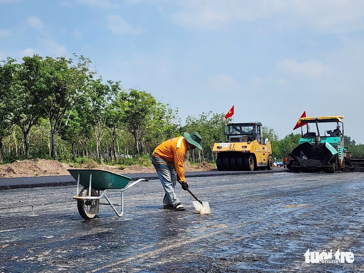 Dự án cao tốc Biên Hòa - Vũng Tàu: Hết lo mặt bằng lại lo chuyện di dời công trình điện, nước - Ảnh 2.
