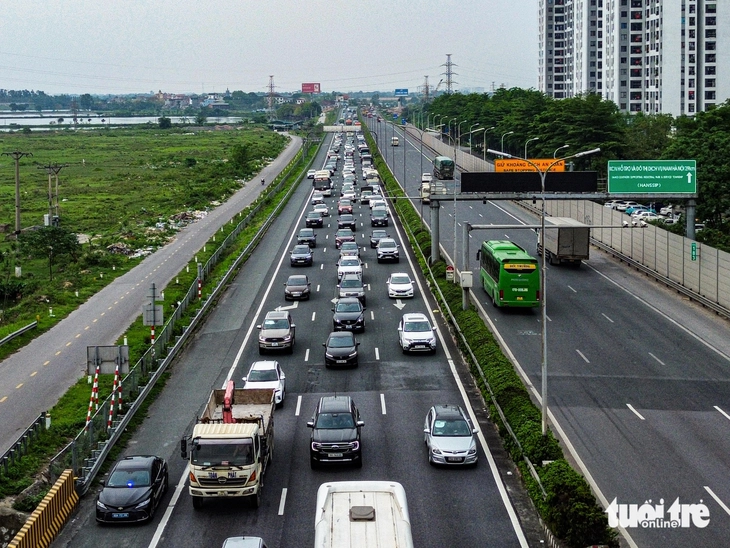 Người dân đội mưa trở lại Hà Nội sau kỳ nghỉ lễ - Ảnh 3.
