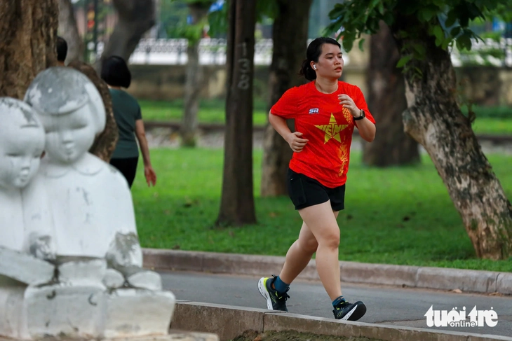 Thong thả dạo bộ, hít không khí trong lành ở công viên lớn nhất thủ đô vừa chỉnh trang - Ảnh 8.