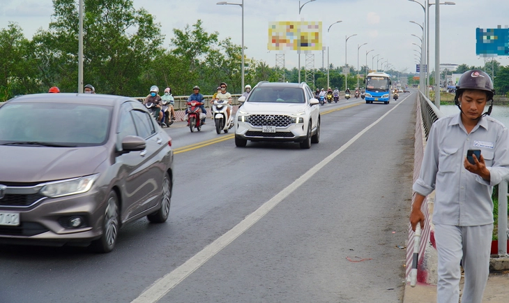 Cầu Rạch Miễu thoát kẹt xe nhờ cảnh sát giao thông điều tiết hợp lý - Ảnh 2.