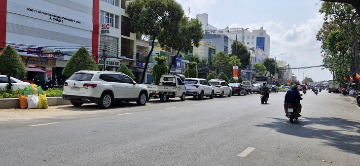 Đậu xe tràn lan dưới lòng đường khu trung tâm Cần Thơ - Ảnh 2.